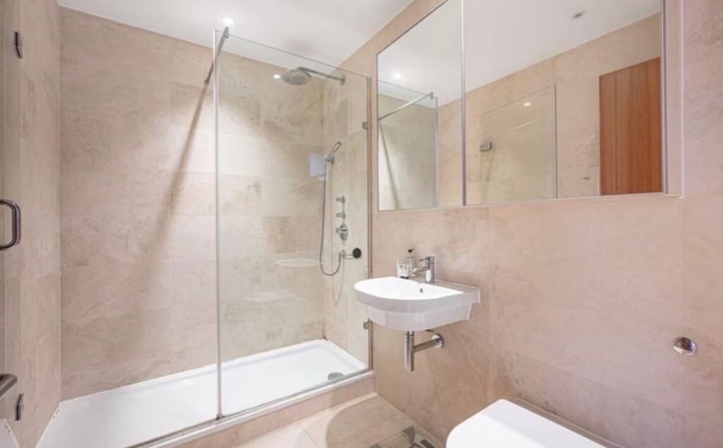 Room Finchley Road in Greater London