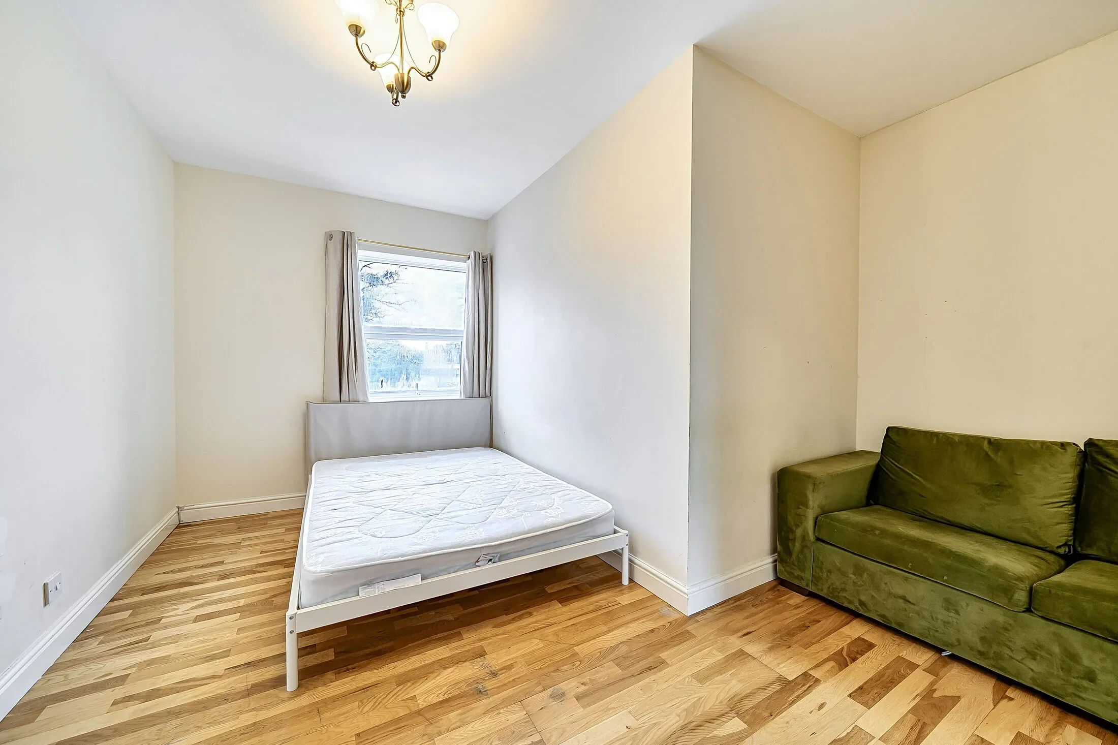 Flat Penywern Road in Greater London