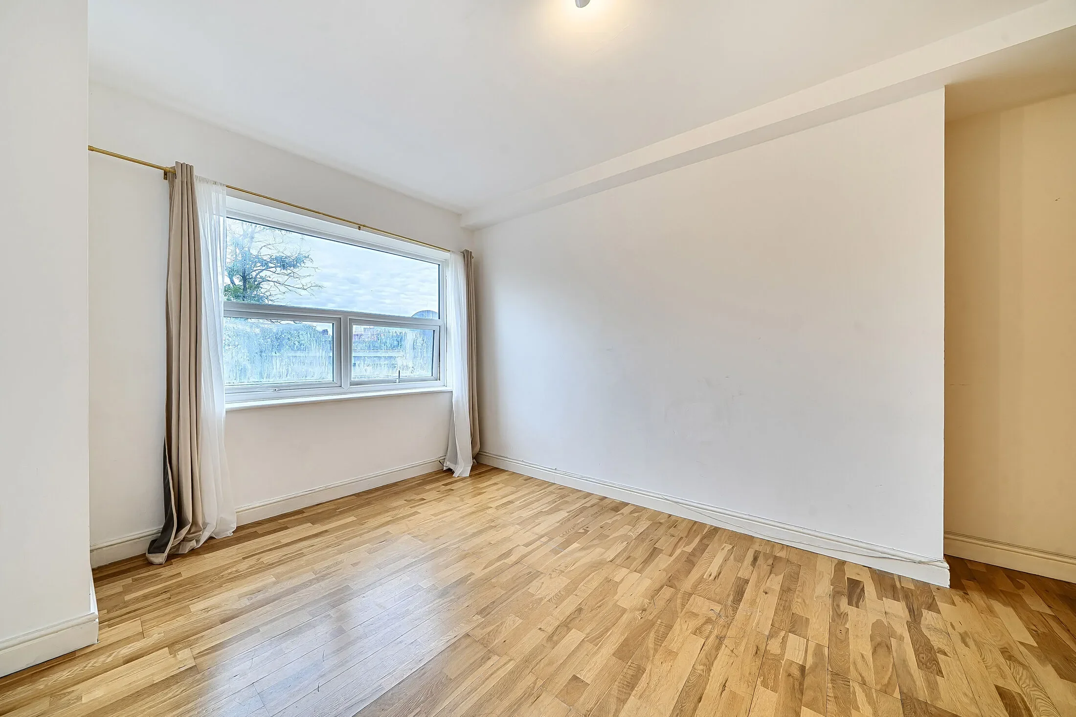 Flat Penywern Road in Greater London