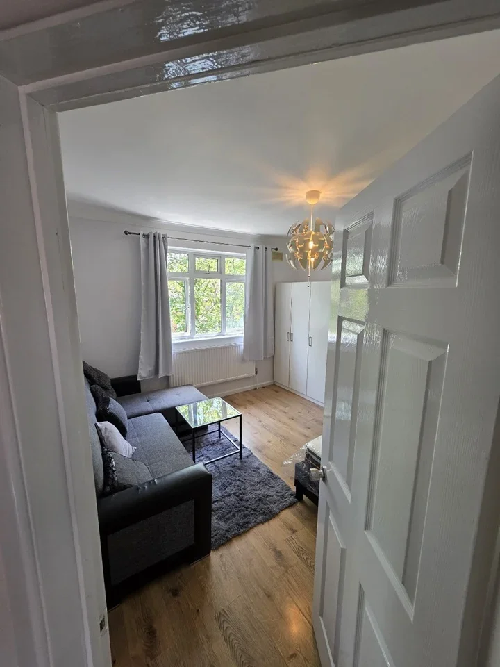 Room Wychwood Avenue in Greater London