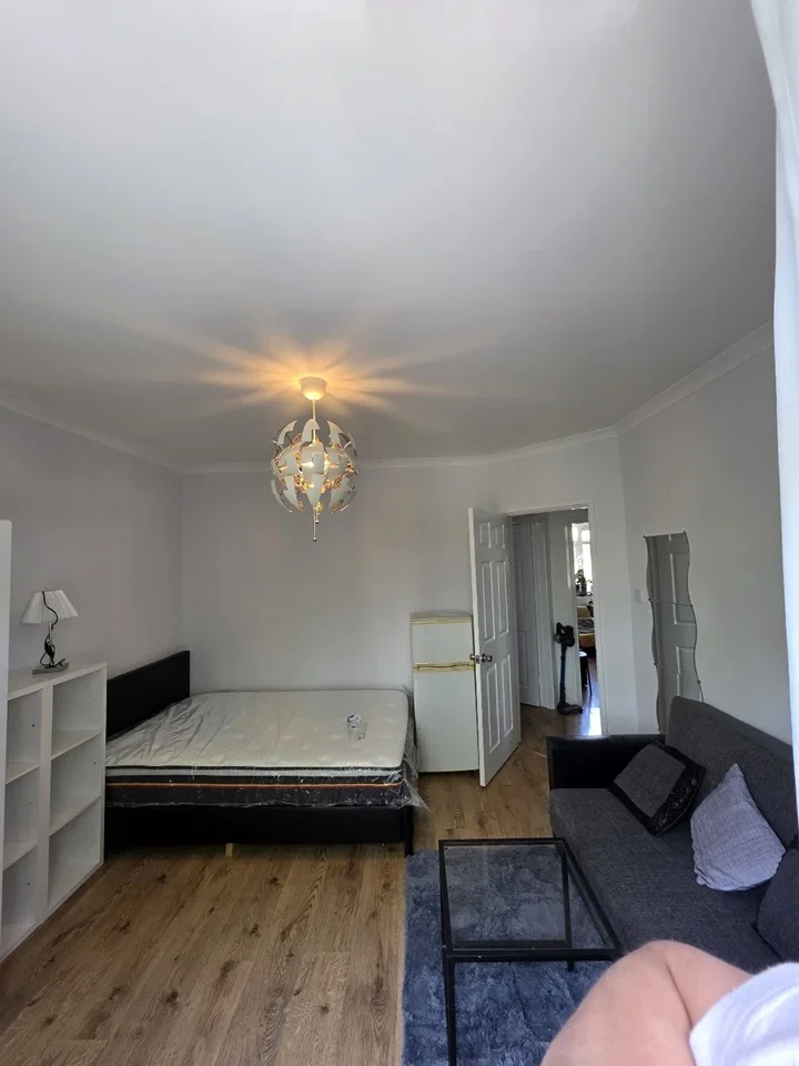 Room Wychwood Avenue in Greater London