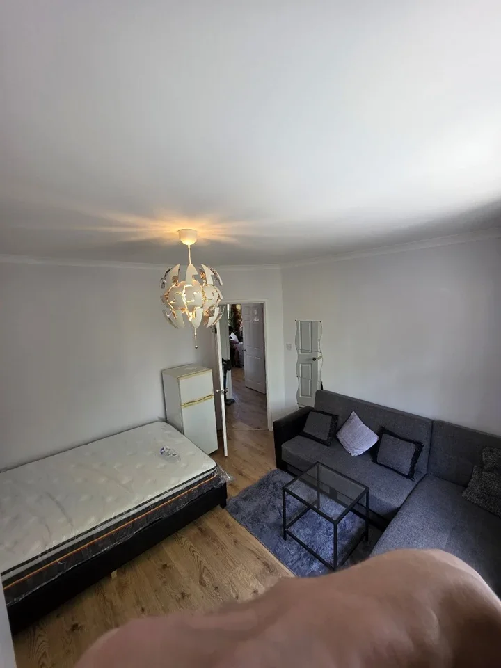Room Wychwood Avenue in Greater London