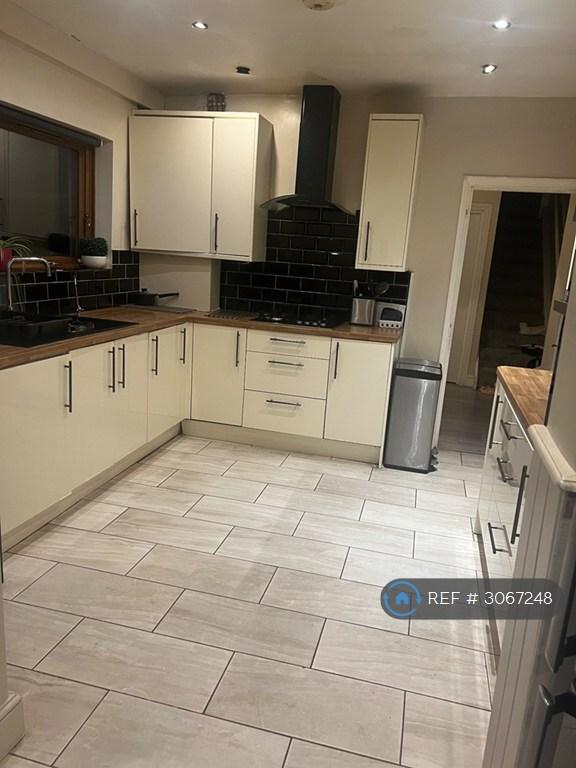Room Cadiz Road in Greater London