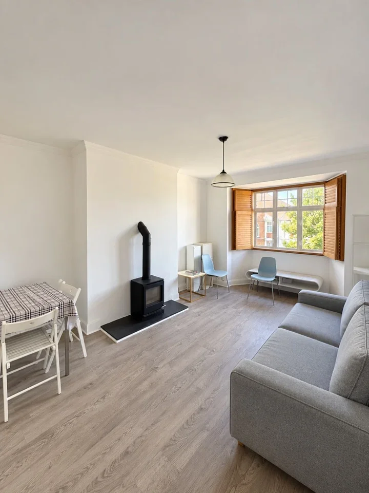 Flat Pembroke Road in Greater London