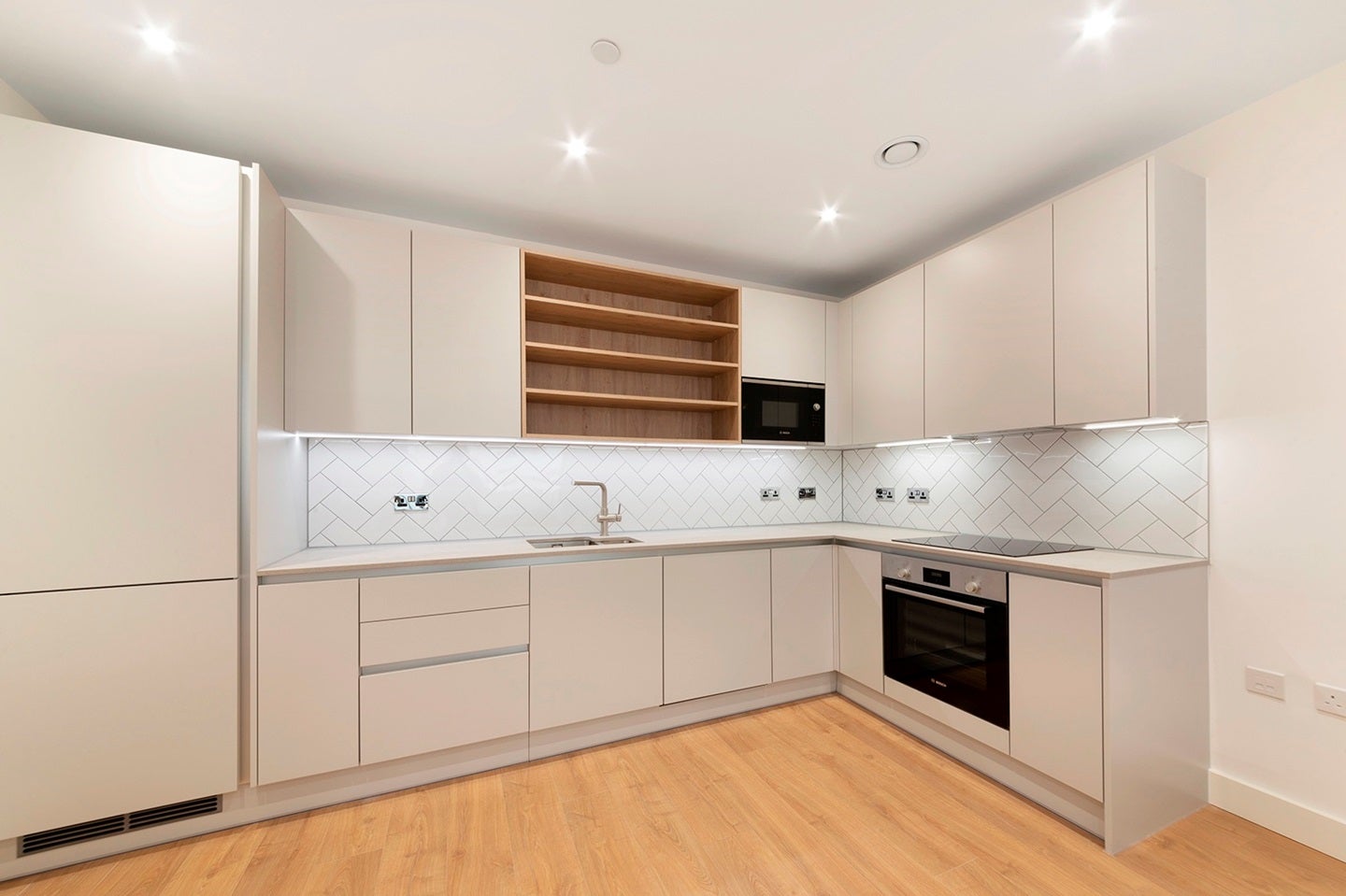 Flat New Village Avenue in Greater London