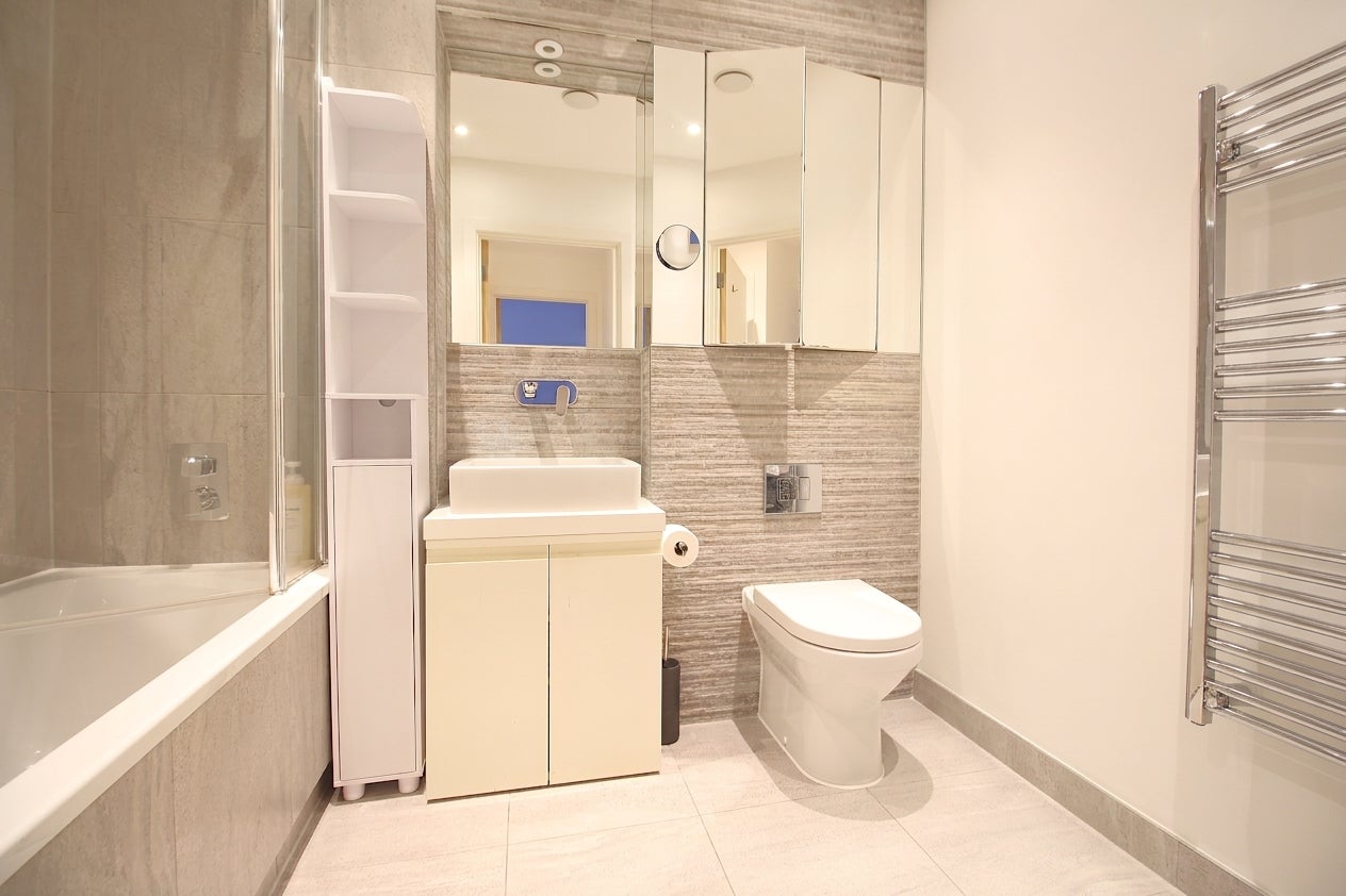 Flat Fraser Nash Close in London