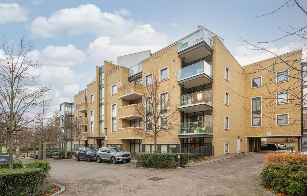 Flat Fraser Nash Close in London