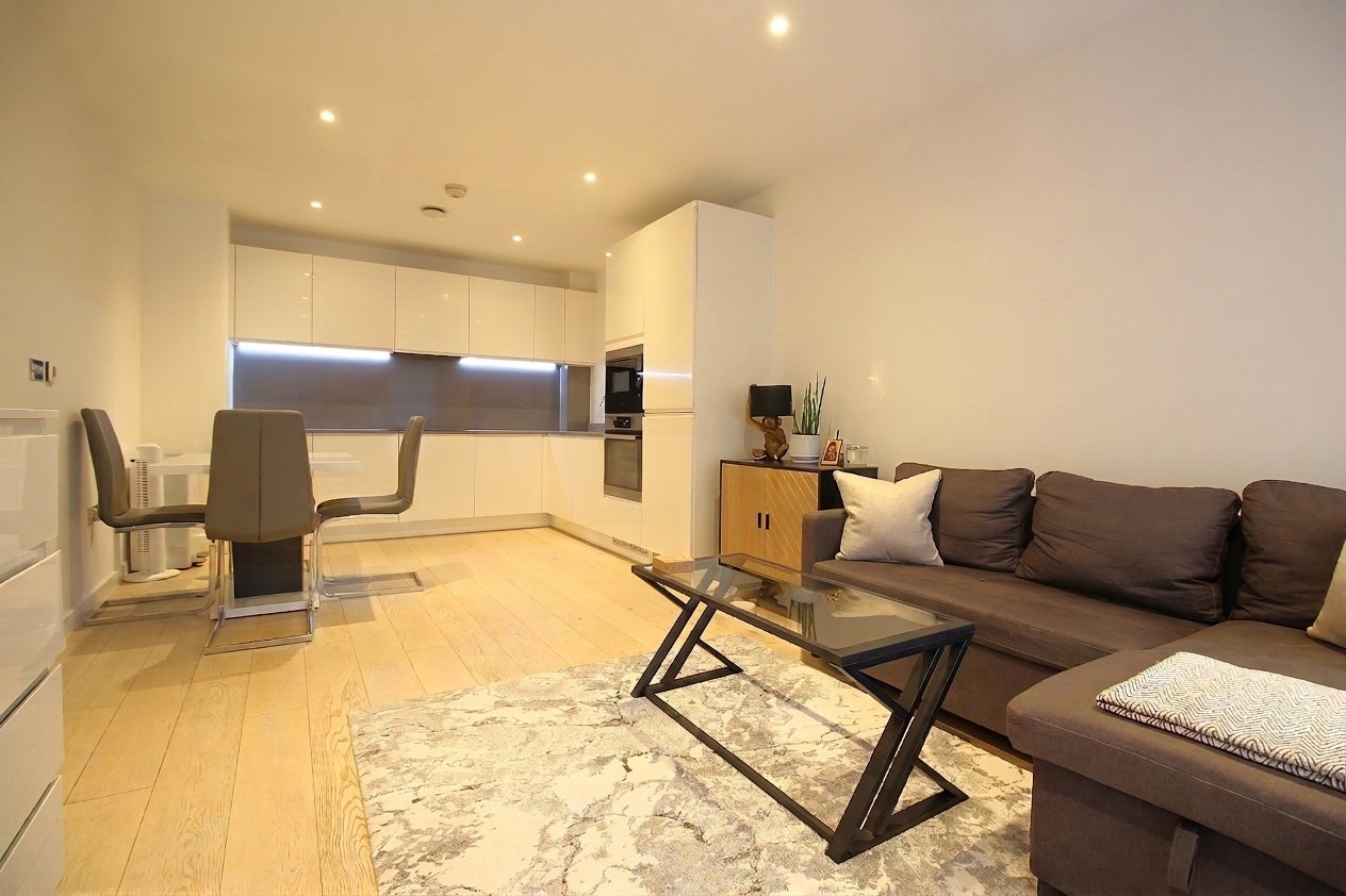 Flat Fraser Nash Close in London