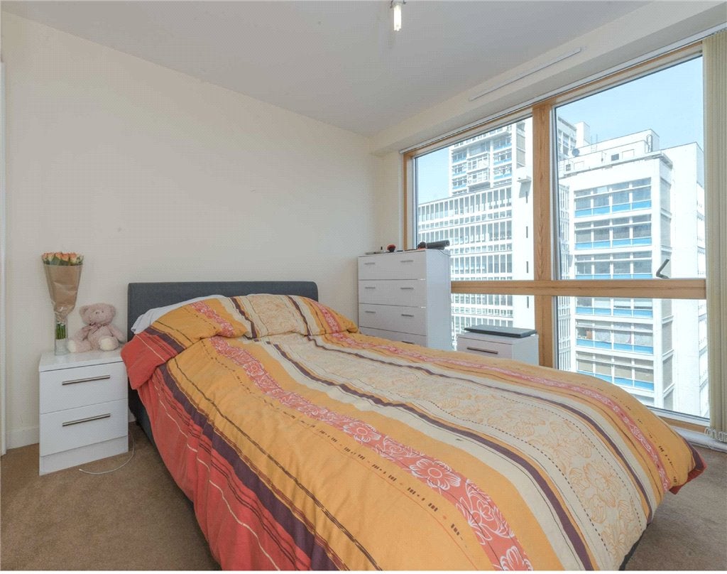 Flat Newington Causeway in Greater London