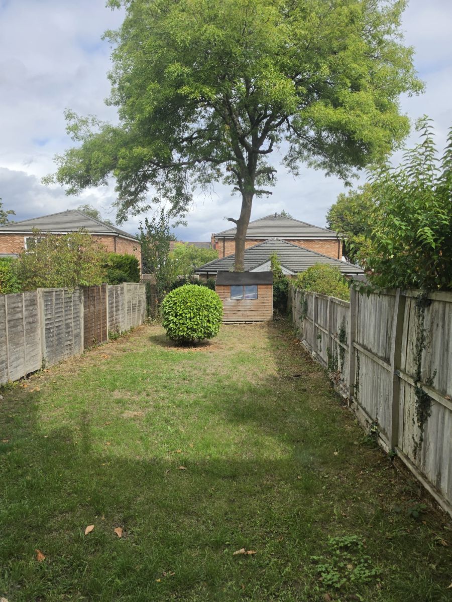 Room Briarfield Avenue in Greater London