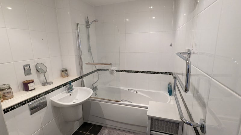 Room Chandlery Way in Cardiff