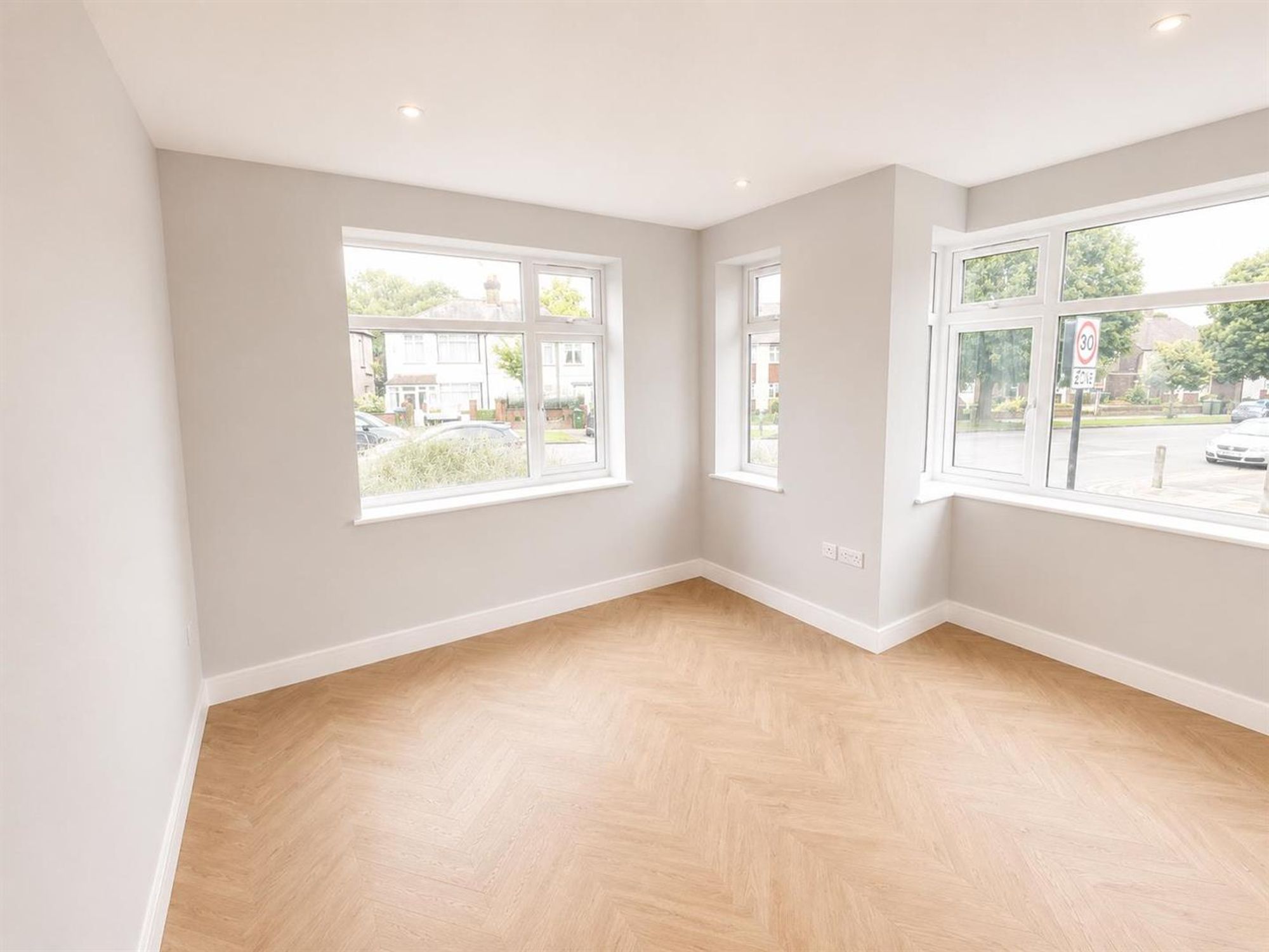 Flat Halons Road in Greater London