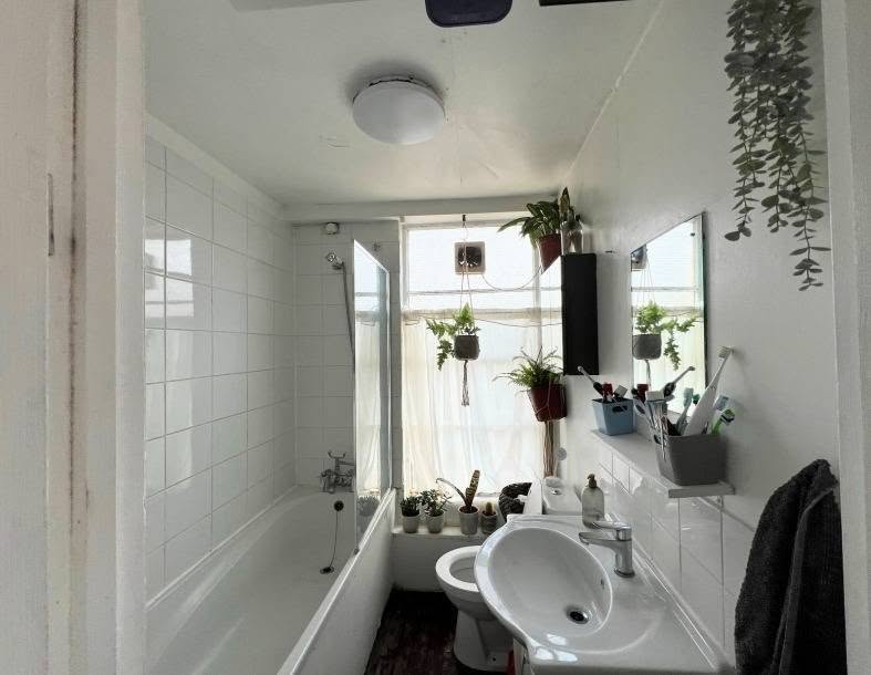 Room Hermitage Road in Greater London