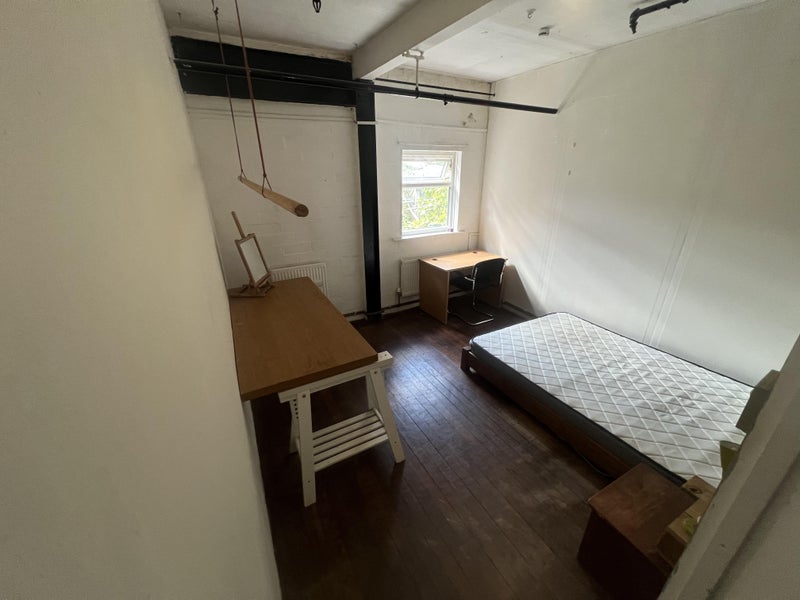 Room Hermitage Road in Greater London