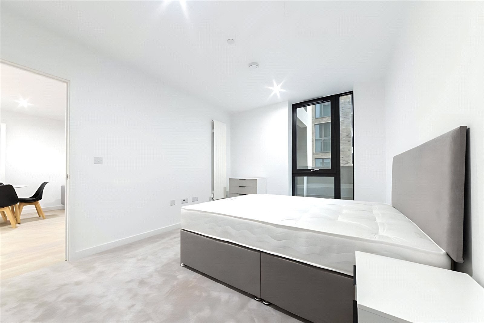 Flat Bonnet Street in Greater London