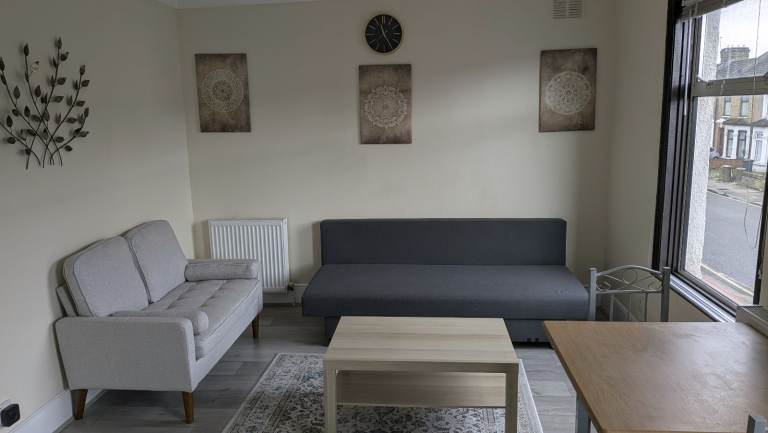 Flat Grange Road in Greater London