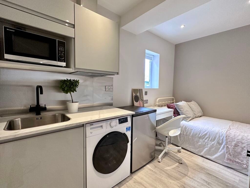 Flat Ernest Street in Greater London