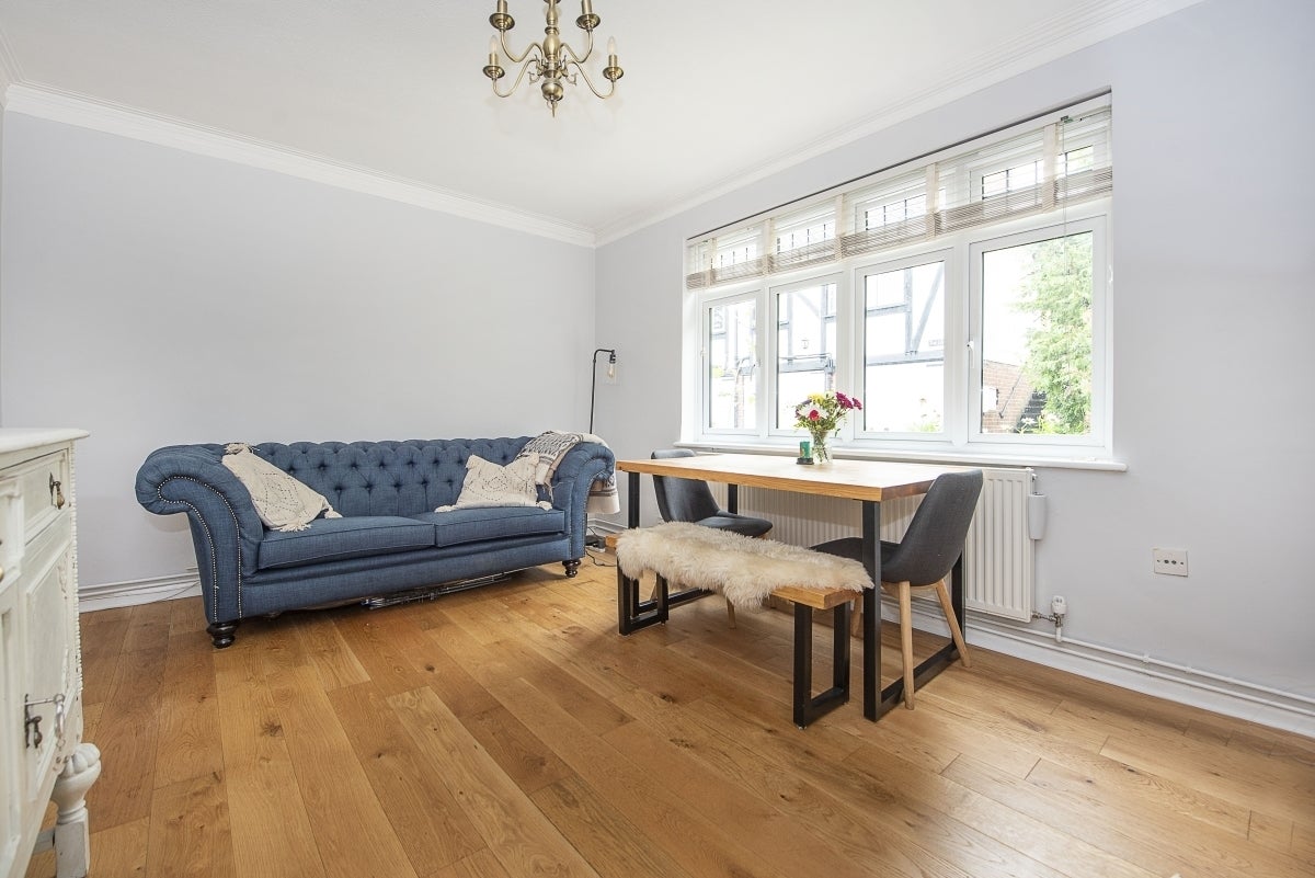 Flat Queen's Road in Greater London