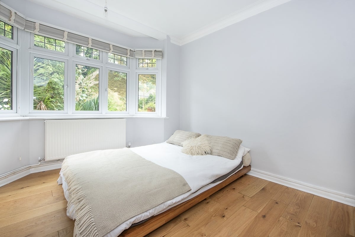 Flat Queen's Road in Greater London
