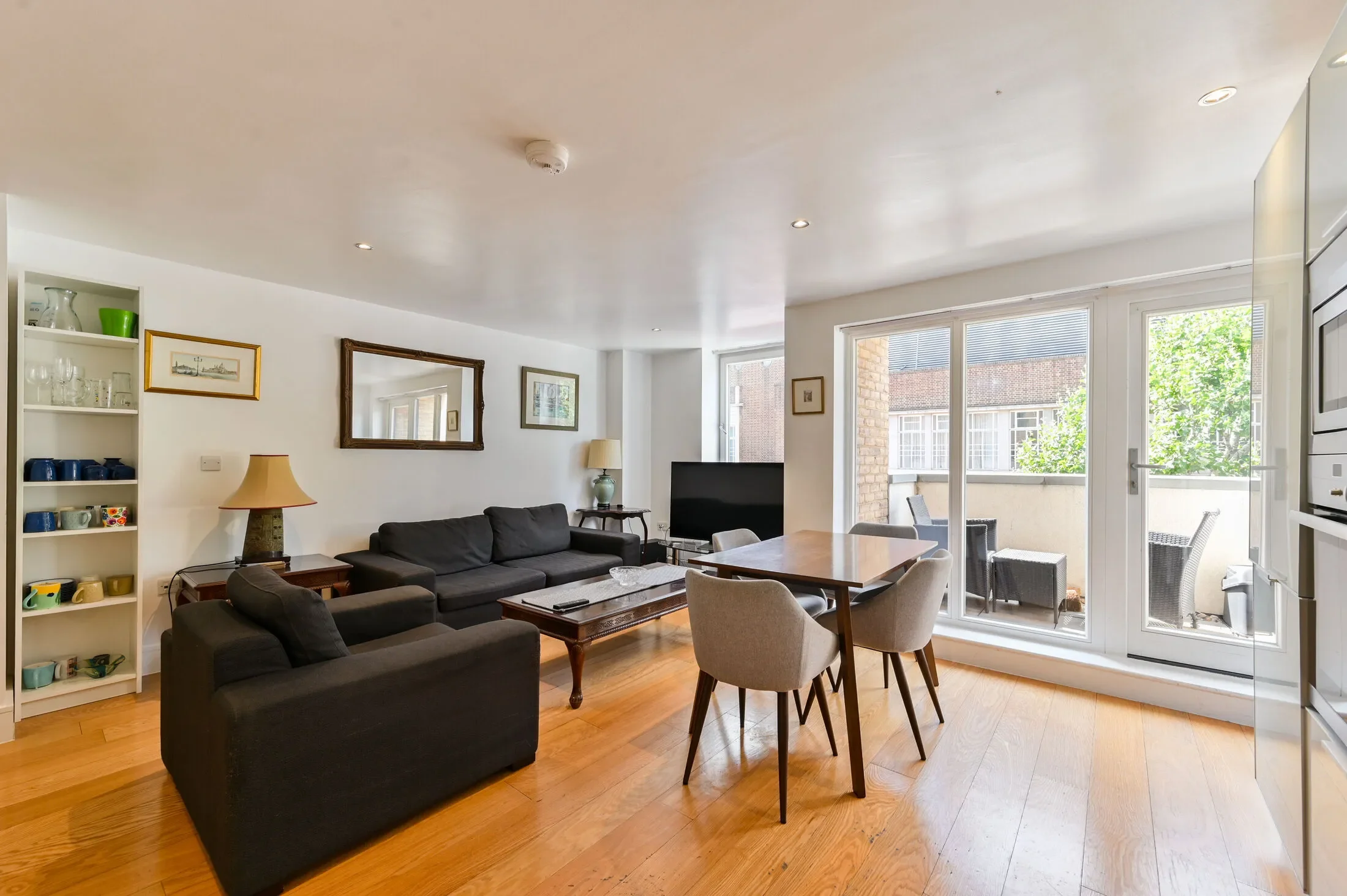 Flat Saint John's Hill in Greater London