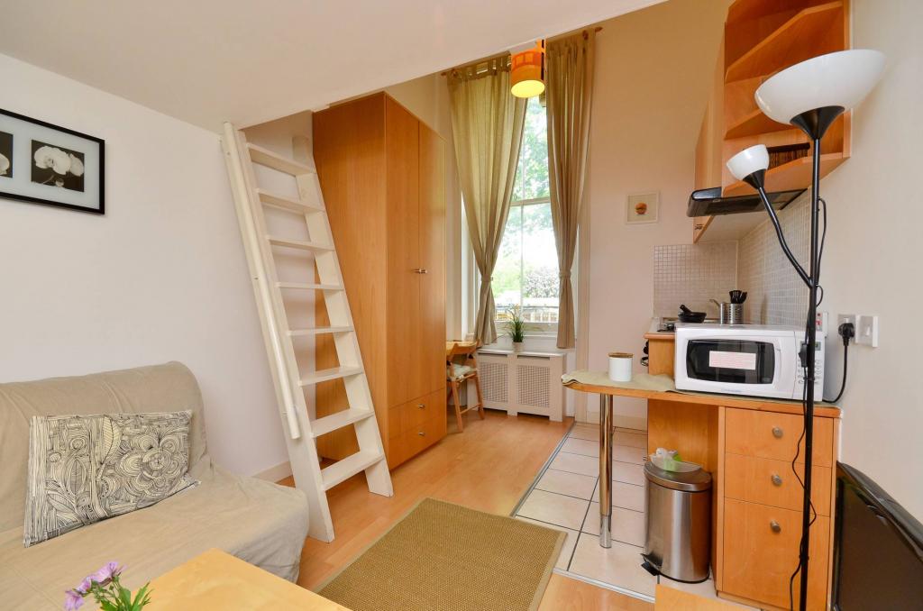 Flat Penywern Road in Greater London