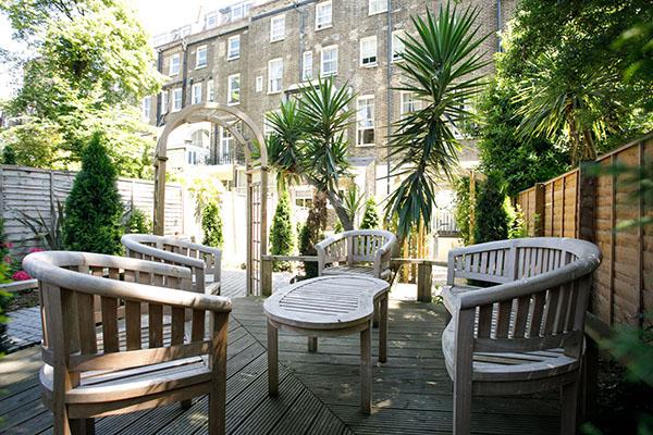 Flat Penywern Road in Greater London