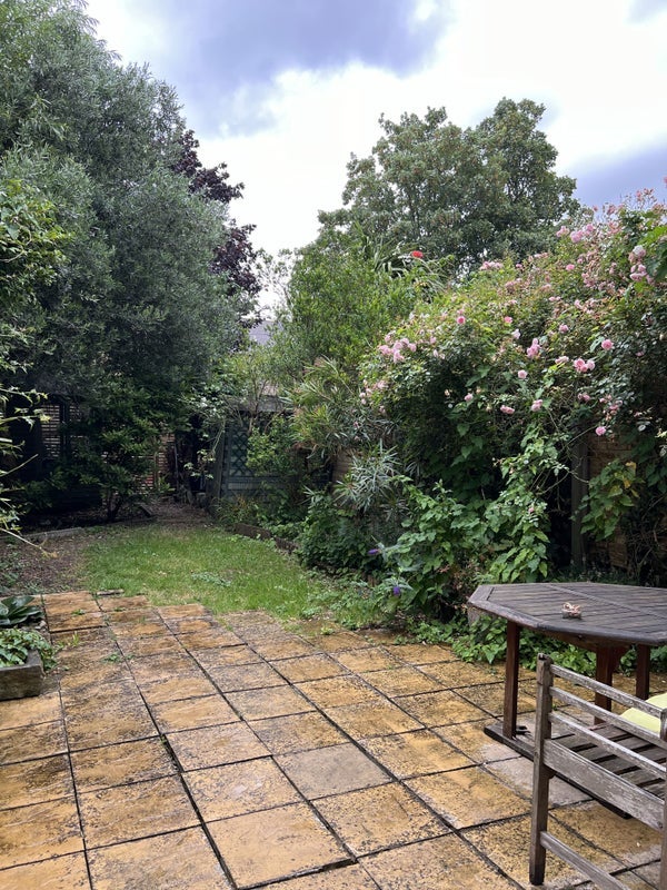 Room Mildenhall Road in Greater London
