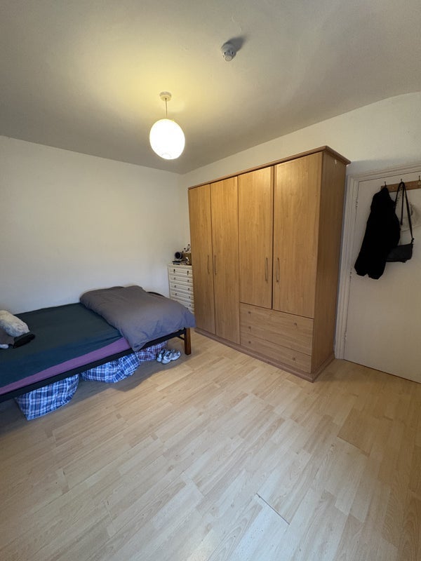 Room Perimeter Road in Greater London