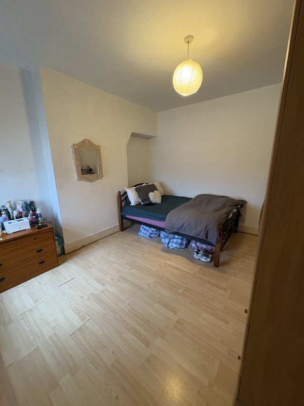 Room Perimeter Road in Greater London