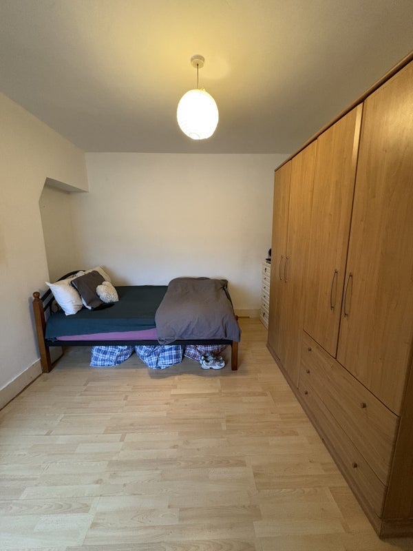 Room Perimeter Road in Greater London