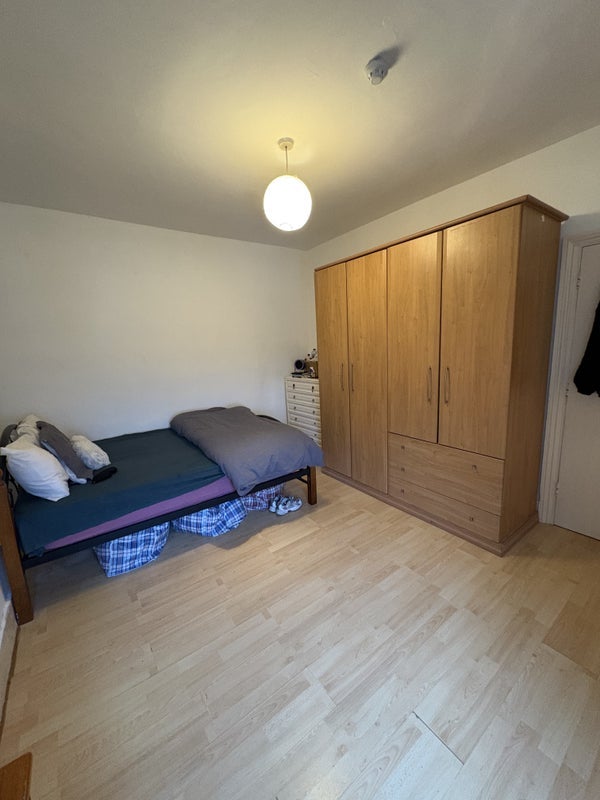 Room Perimeter Road in Greater London