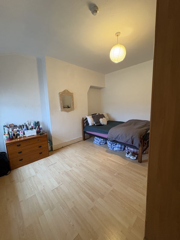 Room Perimeter Road in Greater London