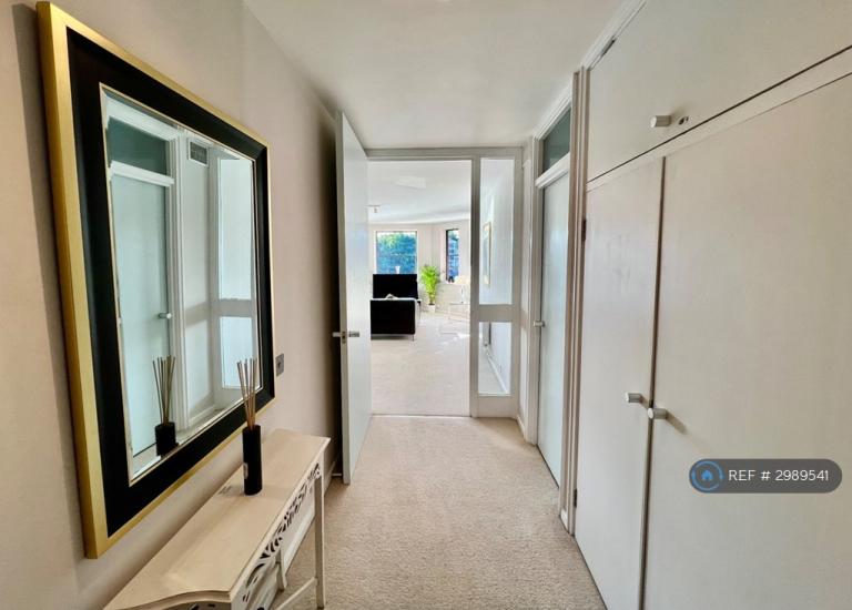 Flat Nine Elms Lane in Greater London