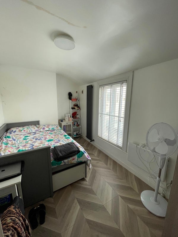 Room Lodge Lane in Greater London