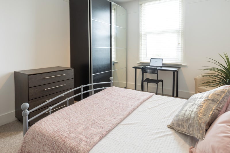 Room London Road in Greater London