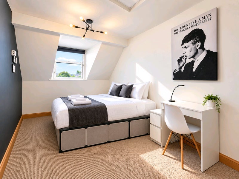 Room Clarendon Road in Birmingham