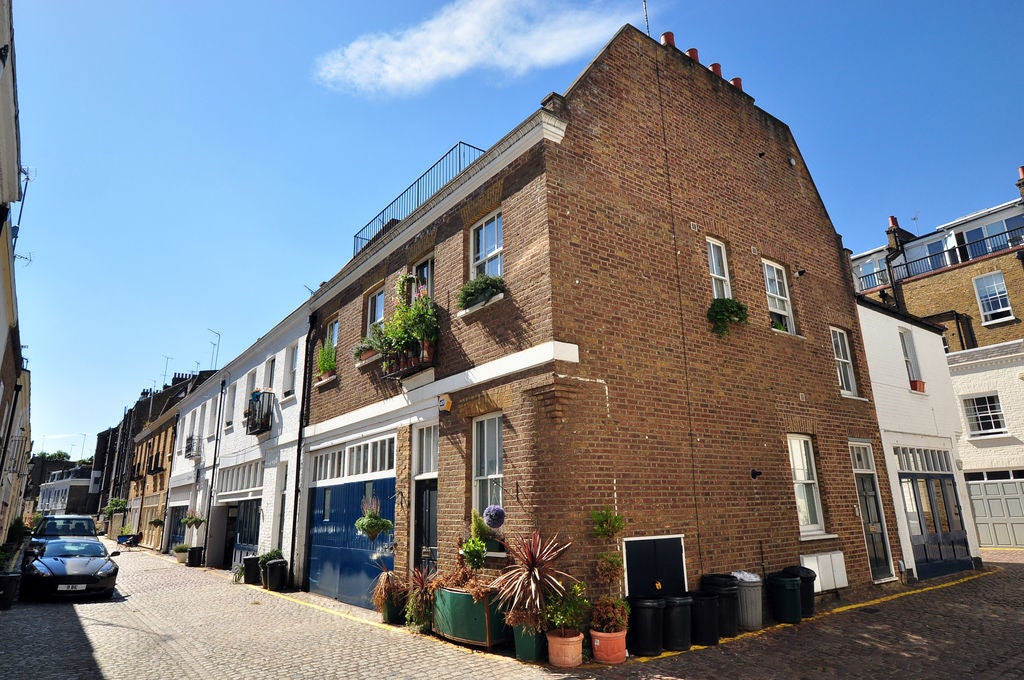 Flat Radley Mews in Greater London