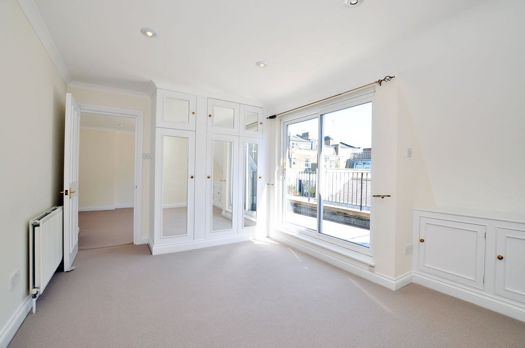 Flat Radley Mews in Greater London