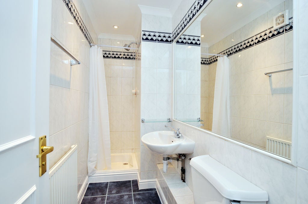 Flat Radley Mews in Greater London