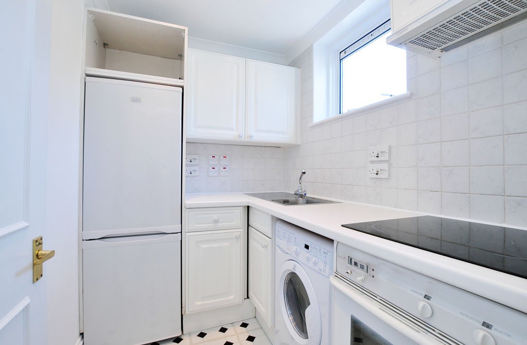 Flat Radley Mews in Greater London