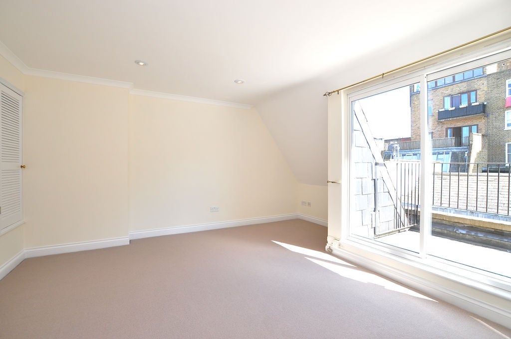 Flat Radley Mews in Greater London