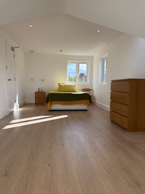 Room Rhodesia Road in Greater London