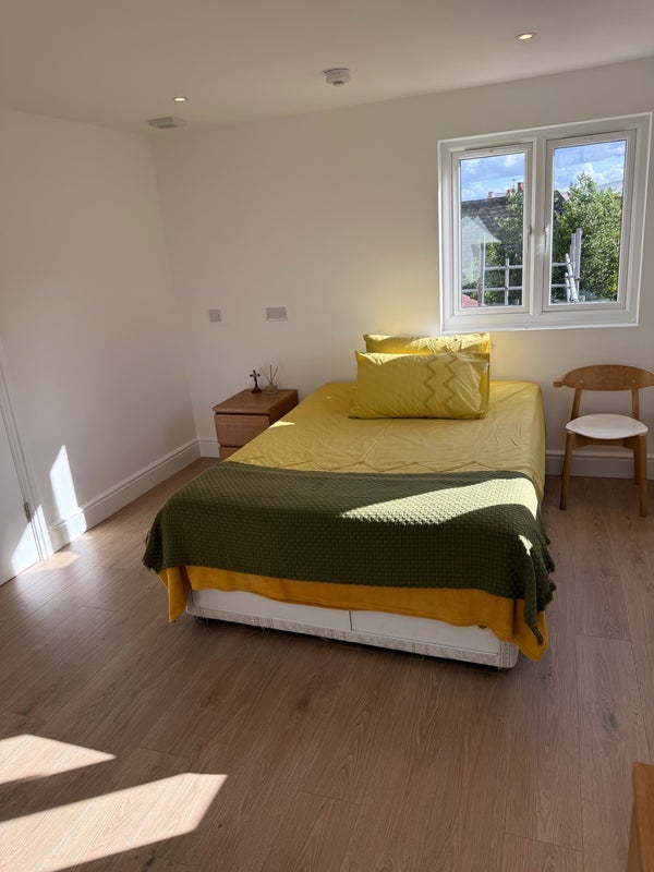 Room Rhodesia Road in Greater London
