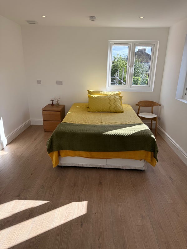 Room Rhodesia Road in Greater London