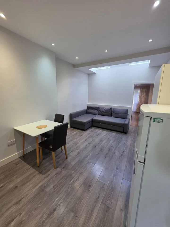 Flat Wycombe Gardens in Greater London