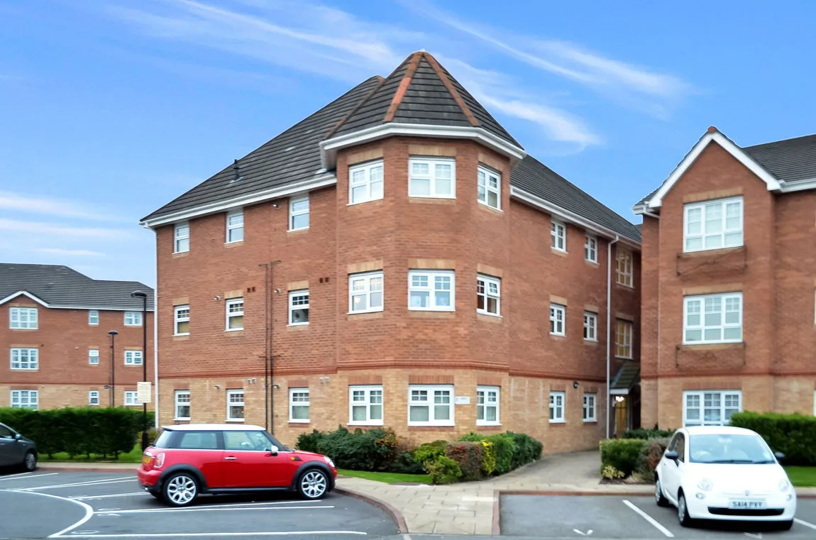 Flat Hampton Court Way in Widnes