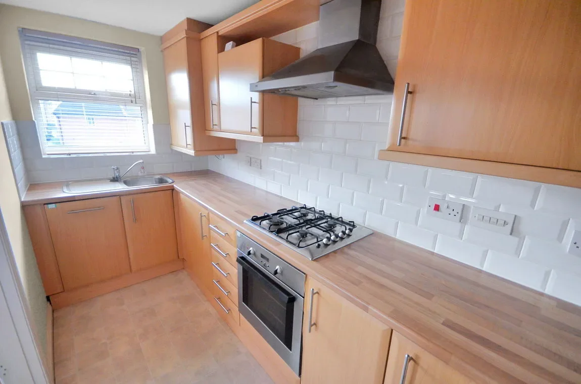 Flat Hampton Court Way in Widnes