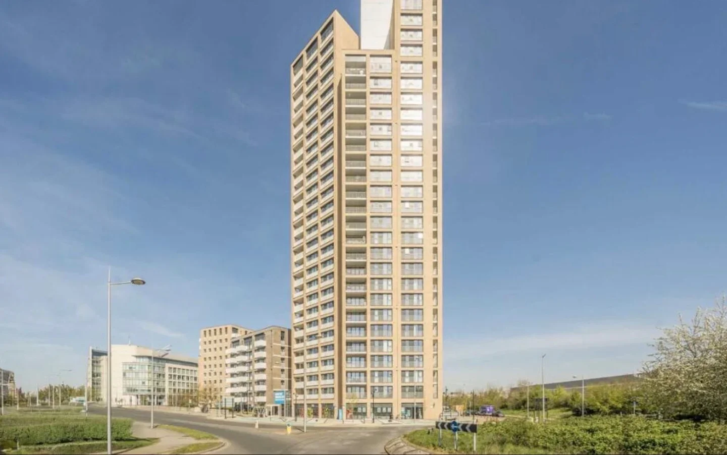 Flat Lakeside Drive in Greater London