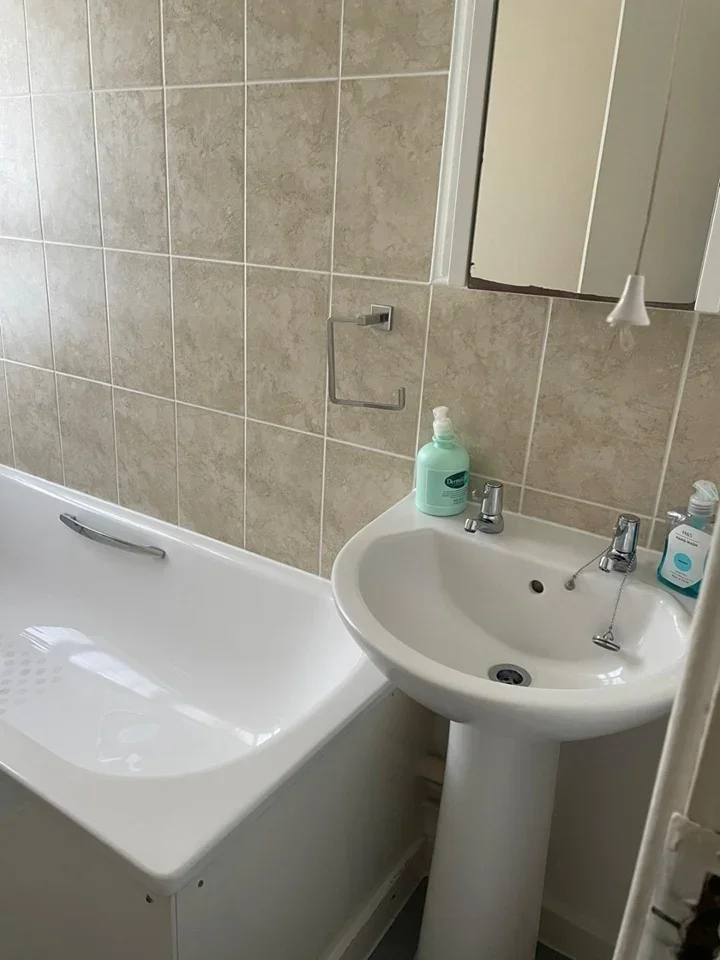Room Powell Road in Greater London