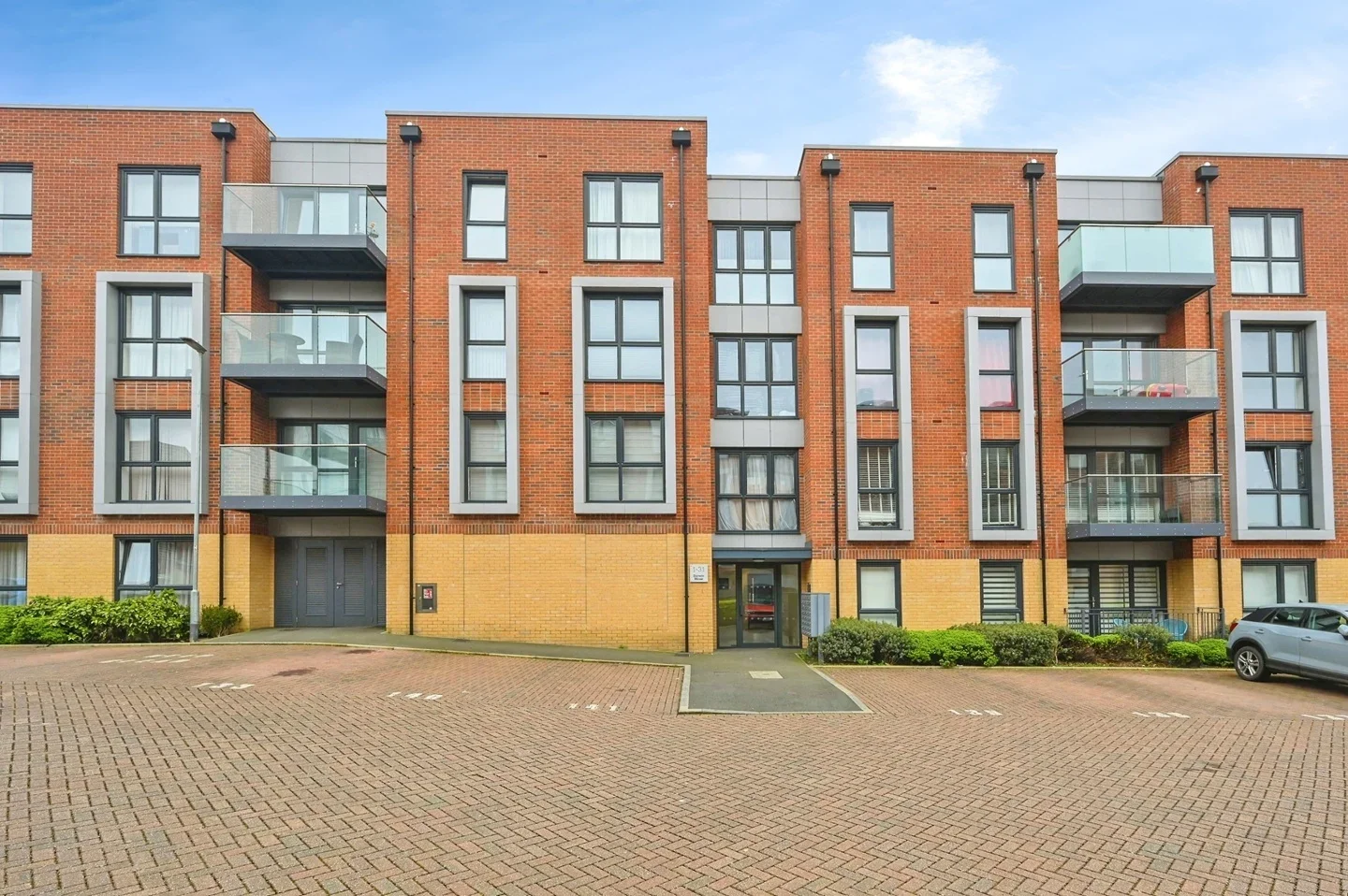 Flat Holmesley Road in Hertsmere